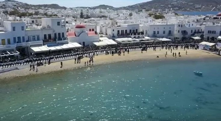 Το εντυπωσιακό χασάπικο με 200 χορευτές από την Μύκονο – Δείτε το βίντεο